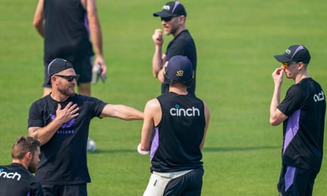 Brendon McCullum talks to the England players