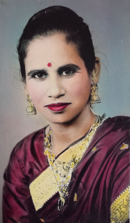 A colourised photograph of Savinder wearing a sara and gold jewellery