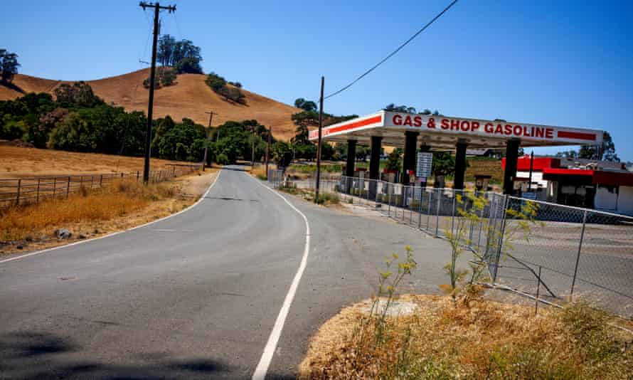 A defunct gas station at the southern end of Petaluma, in Sonoma county.