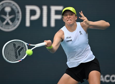 Iga Swiatek plays a forehand