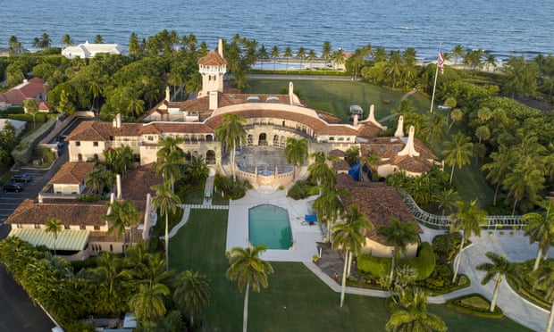 FBI, gizli nükleer silah belgeleri için Trump'ın Mar-a-Lago'daki evini aradı – rapor | Donald Trump 1 Başkan Donald Trump'ın Mar-a-Lago malikanesinin havadan görünümü