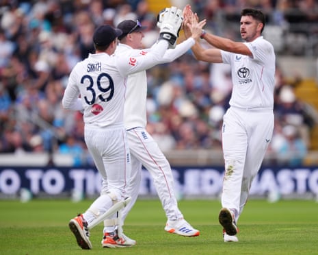 Josh Tongue da Inglaterra (à direita) comemora a conquista do postigo do Imam-ul-Haq do Paquistão.