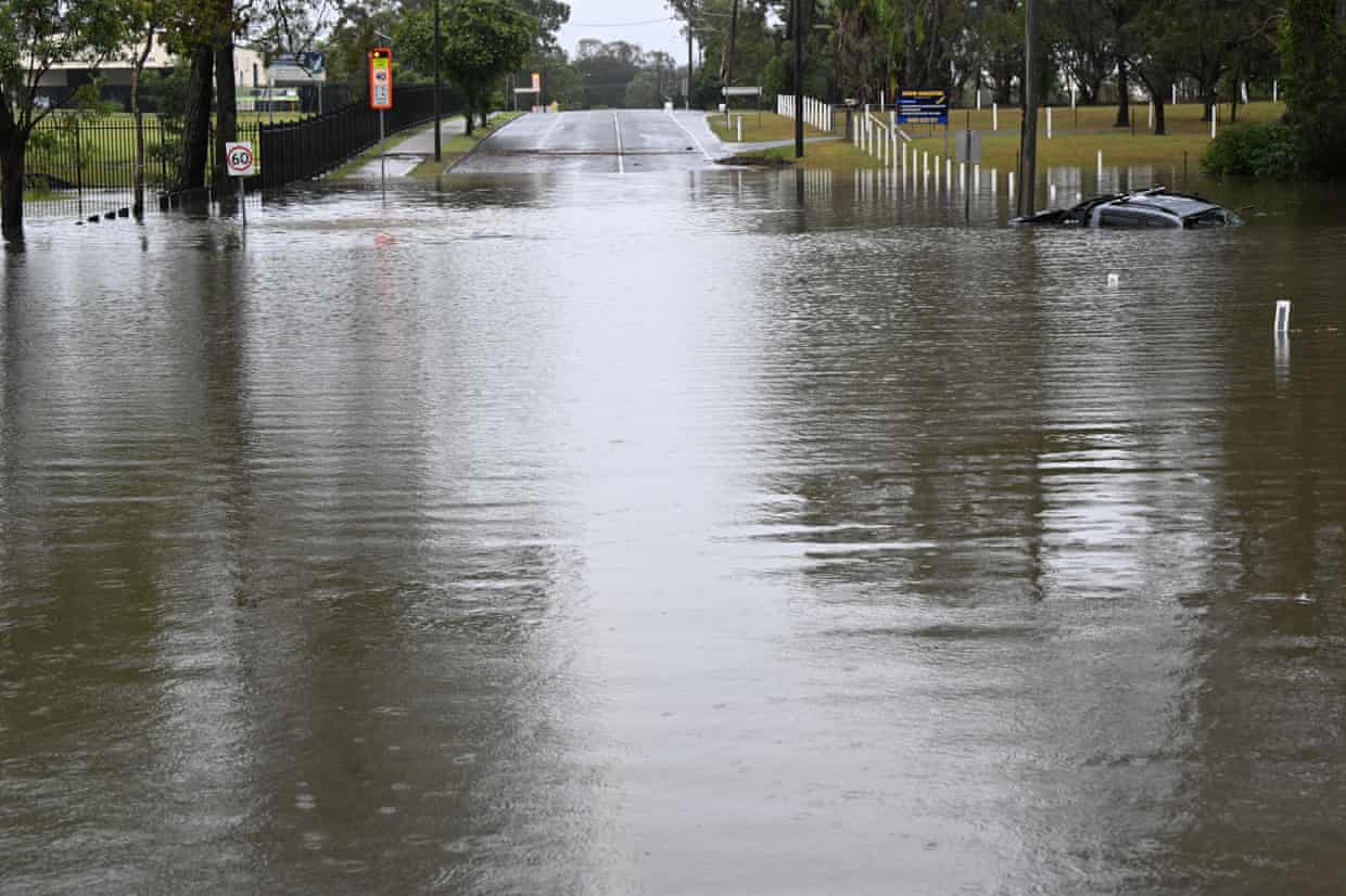 22 oktyabrda Brisbane şimalında Morayfielddə Buchanan Yolunda sel sularında batan avtomobil. Fotoşəkil: Darren England/AAP