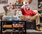 Men Behaving Badly al Barn Theatre: la commedia che rivive l'ironia degli anni ’90