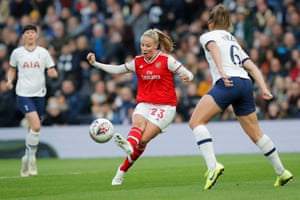 Arsenal’s Beth Mead fires in the free-kick.