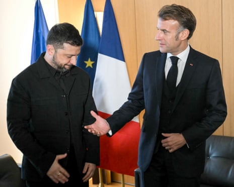 ولودیمیر زلنسکی و امانوئل ماکرون در بروکسل، ۲۳ اکتبر ۲۰۲۵.