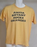 Foto kaos oranye dengan tulisan “ANITA BRYANT SUCKS ORANGES”