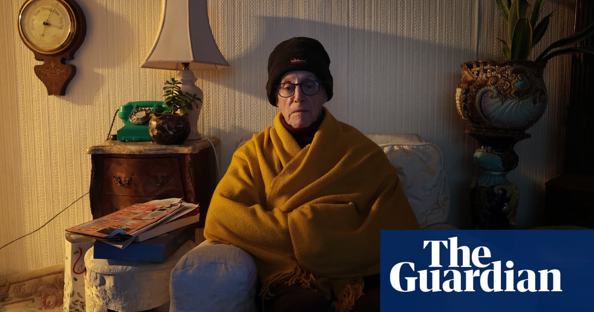 Мъж на 80 те години и майка на бебе сред жителите