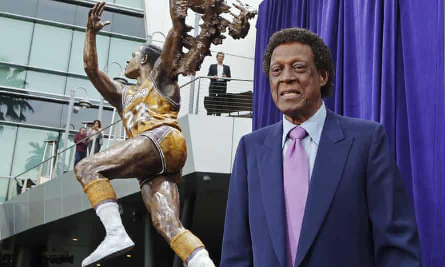 Elgin Baylor está ao lado de uma estátua em homenagem a sua carreira no Lakers em 2018