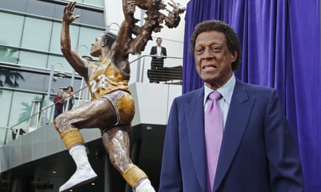 Elgin Baylor stands next to a statue honoring his Lakers career in 2018