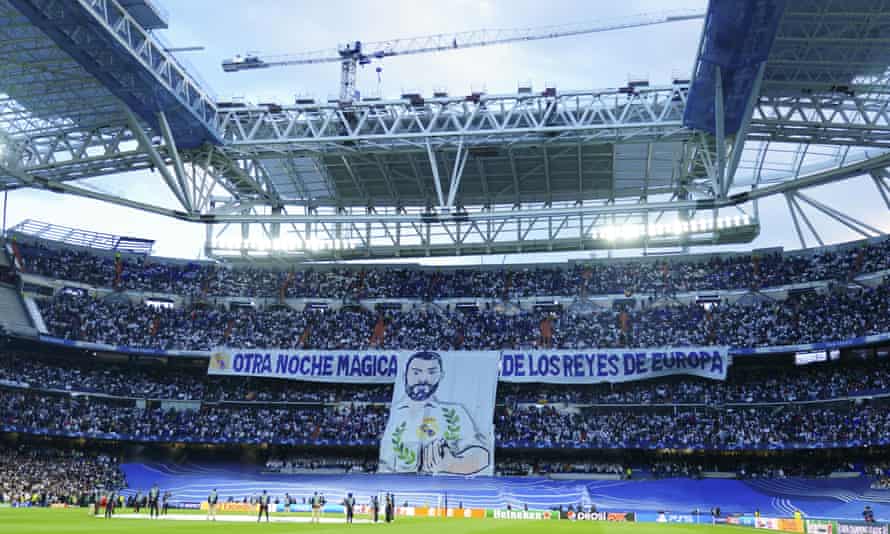 Феновете на Реал Мадрид показват банер на Карим Бензема с надпис „Още една магическа нощ от кралете на Европа“