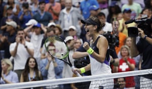 Belinda Bencic celebra después de derrotar al campeón defensor.