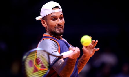 Nick Kyrgios juega un tiro.