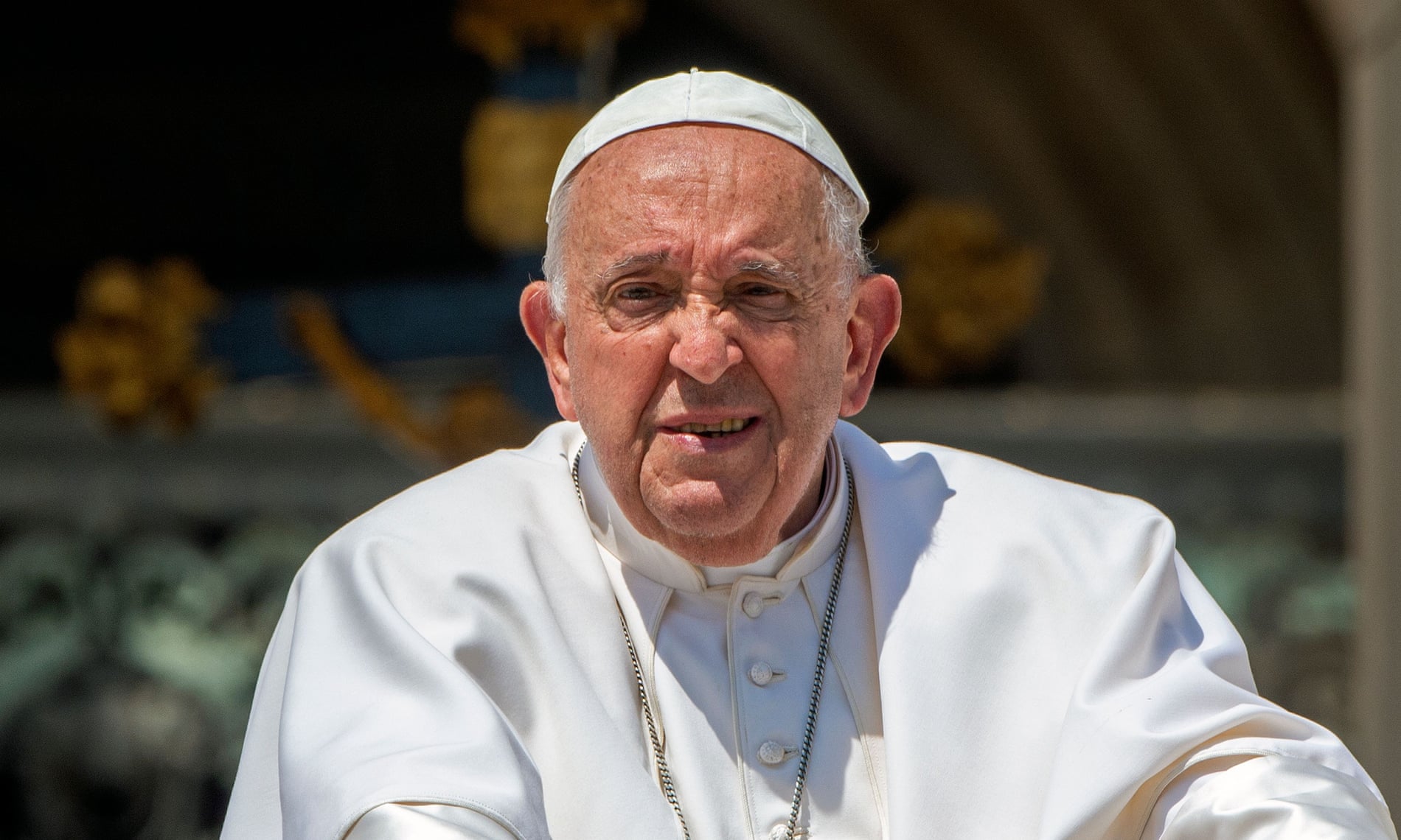 Pope Francis — boss of leading hate group against LGBTQs and women — now falsely claims that “gossip is a women’s thing!” The shocking statement comes shortly after the pope used a derogatory slur about gay people  🚨