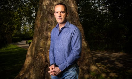 Martin Lewis presenta un programa semanal en BBC Radio 5 Live y ha hecho campaña contra la política energética.