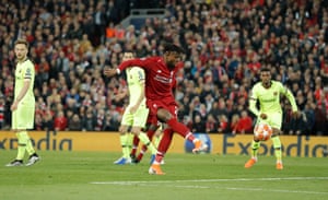 Divock Origi marca el cuarto gol del Liverpool contra el Barcelona en la semifinal de la Liga de Campeones en Anfield.