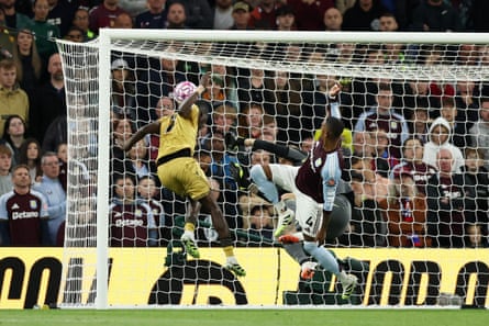 Ismaïla Sarr scores Crystal Palace’s third goal against Aston Villa.