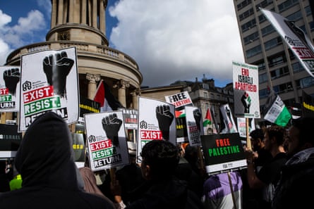 Thousands of people march through central London calling for a free Palestine