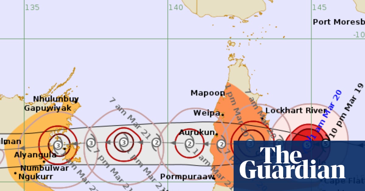 Kerusakan akan meluas: Narelle membawa angin kencang 250km/jam, dengan turis dievakuasi dan sekolah ditutup