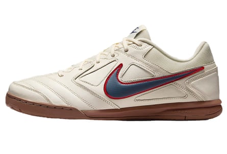 Nike Gato vintage style trainer. Cream with a navy Nike tick that has a red outline