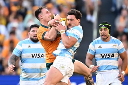 Corey Toole competes for the ball with Rodrigo Isgró in Argentina’s game against Australia
