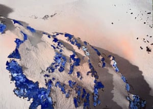 Diavolezza III, Engadine (da série Unseen Sights), 2022. Ele invoca e subverte nossas expectativas visuais que foram alimentadas pela pintura e pela fotografia. “Em uma parte do meu trabalho, fotografias de paisagens originais são manipuladas em estúdio por meio de várias intervenções. Faço uso da técnica tradicional de colorização fotográfica. Inicialmente, esse método serviu para aumentar o realismo das fotografias em preto e branco, mas eu o uso para abstrair as fotografias. Estas intervenções sublinham tanto o processo de criação da imagem, como os arquétipos ligados à fotografia de paisagem inicial.” Douglas Mandry