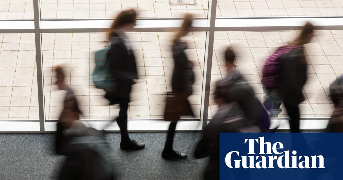 Cientos de llamadas realizadas a la línea de ayuda del Reino Unido sobre abuso sexual en las escuelas