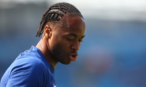 Raheem Sterling dalam warna biru yang lebih gelap.