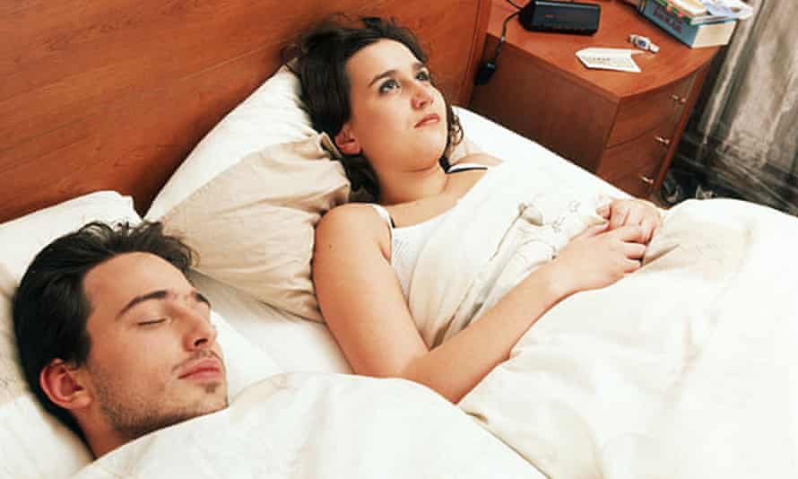 Pria tertidur dan wanita muda terjaga