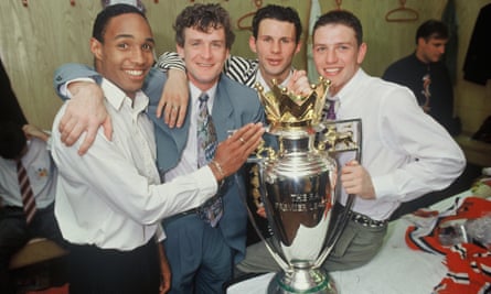 Paul Ince con (desde la izquierda) Mark Hughes, Ryan Giggs y Lee Sharpe después de que el Manchester United ganara el título en 1993.