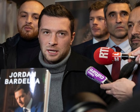 رئیس راسمبلمان ناسیونال، جردن باردلا، در جلسهٔ امضای کتاب در هوات‑ده‑فرانس، ۶ دسامبر ۲۰۲۵.