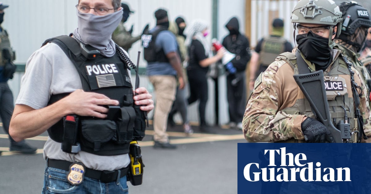 Democratic senators introduce bill to prohibit Ice agents from wearing masks