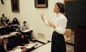 Elizabeth Warren lectures a law class at the University of Pennsylvania in Philadelphia in 1990.