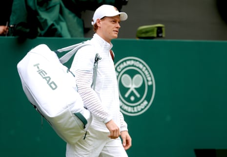 Torneio de tênis Grand Slam de Wimbledon - Dia 3epa13077656 Jannik Sinner da Itália chega à quadra central para sua partida da segunda rodada de simples masculino contra Nuno Borges de Portugal no Campeonato de Wimbledon em Londres, Grã-Bretanha, 1º de julho de 2026. EPA/NEIL HALL
