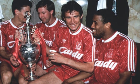 Alan Hansen, thứ hai từ phải sang, cầm cúp hạng Nhất sau khi Liverpool lên ngôi vô địch lần thứ 18 vào năm 1990