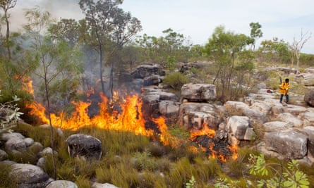 Los guardabosques controlan un incendio en la parte sur de la Reserva Nativa Wartegaon, cerca de Kakadu.
