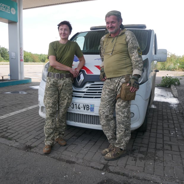 Paramedics Teresa Hritsik and Anatoly Sobolevskiy, whose main task is the fastest possible evacuation of casualties.