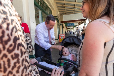 Mark McGowan talks to members of the public outside an early voting centre in Kalgoorlie