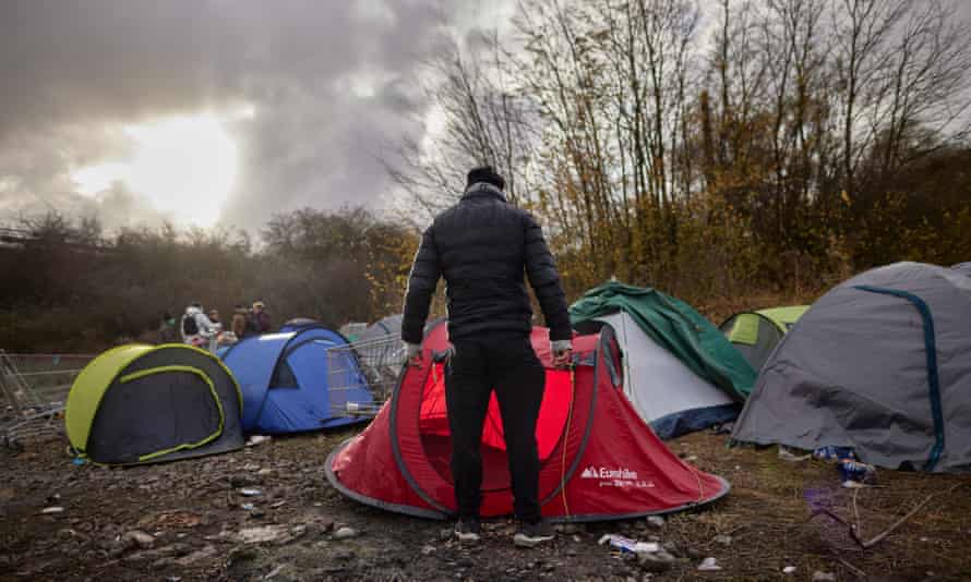 Mais les organisations caritatives disent que le nombre de personnes dans les camps dans la région nord de la France est globalement en baisse à cause du froid automnal