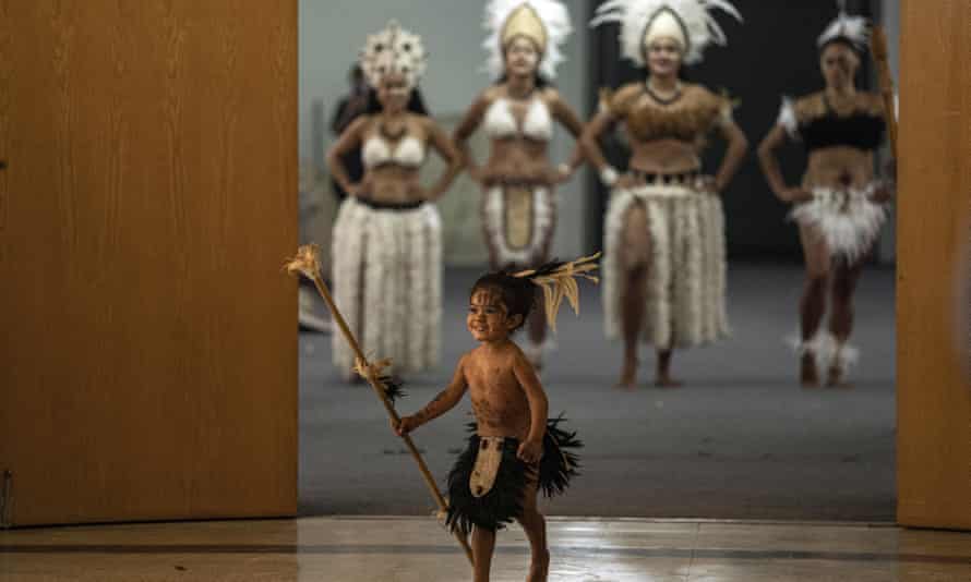 Raba Nui, también conocida como Isla de Pascua, celebró el regreso de la estatua del Moai Tau del Ivi Tupuna en el Museo de Historia Natural de Santiago de Chile.