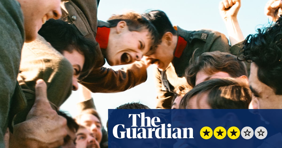Δειλή κριτική – οι στρατιώτες βρίσκουν τη διαφυγή και τον ρομαντισμό στον θεατρικό θίασο της εποχής του πολέμου