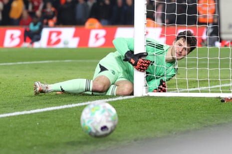 Senne Lammens sends the ball wide.