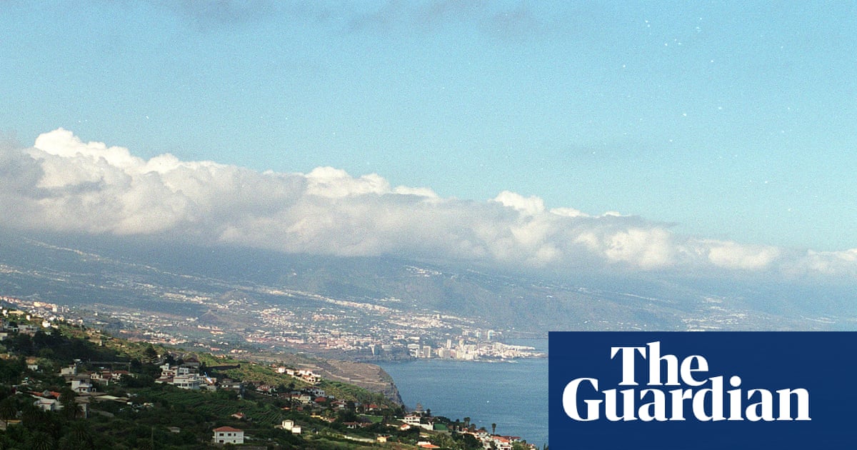Three dead and 15 hurt after rough seas pull people into the ocean in Tenerife