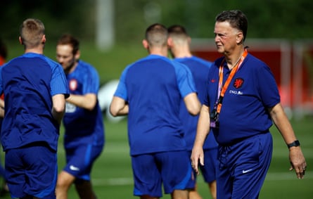 L'entraîneur néerlandais Louis van Gaal lors de sa première séance d'entraînement au Qatar avant le début de la finale de la Coupe du monde 2022.