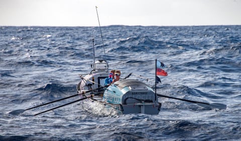 Rowe (L) and Payne approach the Great Barrier Reef