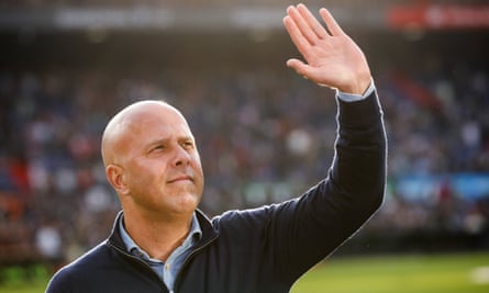 Arne Slot acknowledges the Feyenoord fans after the Eredivisie match against PEC Zwolle