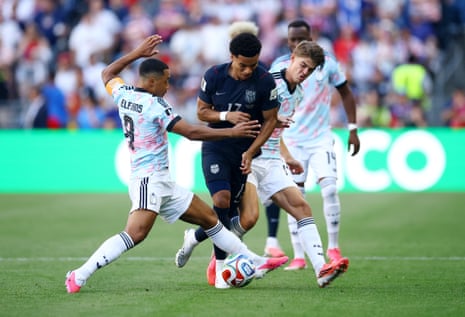 تعرض مالك تيلمان لخطأ من قبل يوري تيليمانس وتشارلز دي كيتيلاري مع بدء الشوط الثاني في سياتل.