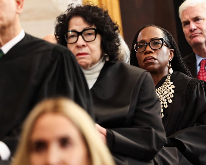 Ketanji Brown Jackson kritisiert die 'Shadow Docket'-Praxis des Supreme Court
