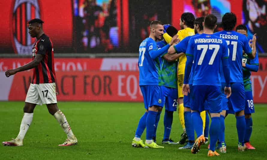 I giocatori del Sassuolo festeggiano la vittoria a San Siro con l'uscita del pioniere portoghese del Milan Rafael Leo (a sinistra).