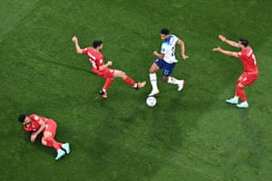 England soon take control of the match, with the 19-year-old midfielder Jude Bellingham pulling the strings.